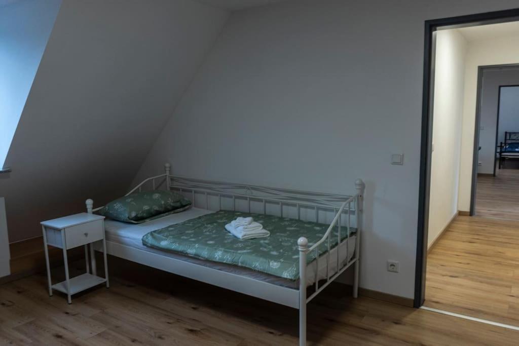Moderne Ferienwohnung In Gelsenkirchen-Schalke Fuer 1 Bis 7 Personen Mit Terrasse, Ideal Fuer Gruppen & Stadionbesuche מראה חיצוני תמונה