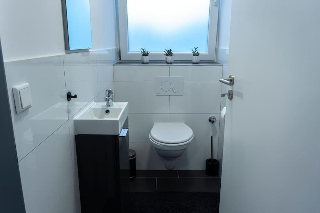 Moderne Ferienwohnung In Gelsenkirchen-Schalke Fuer 1 Bis 7 Personen Mit Terrasse, Ideal Fuer Gruppen & Stadionbesuche מראה חיצוני תמונה